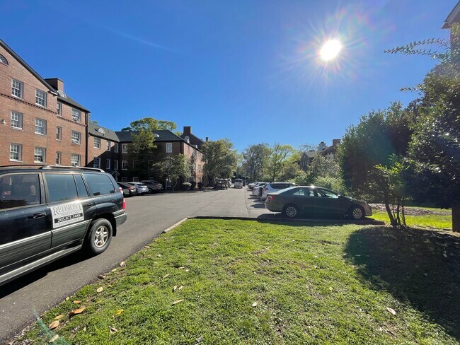Middle parking lot - 2850 Fairway Dr