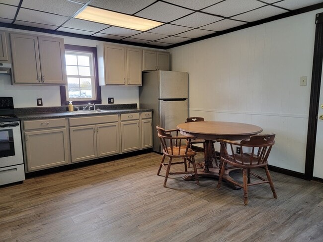 Building Photo - 2-3 bedroom home!  Only $825.00 plus utili...