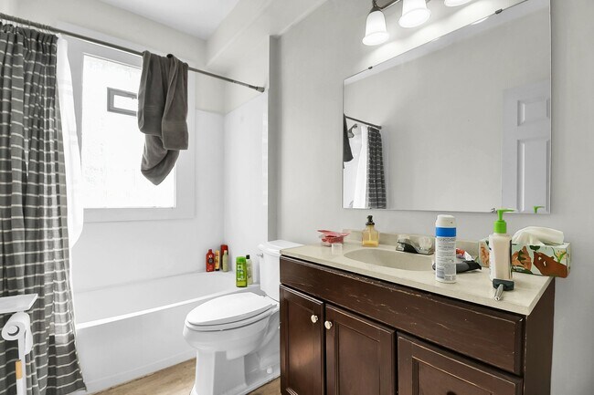 Building Photo - 1508 Summit St