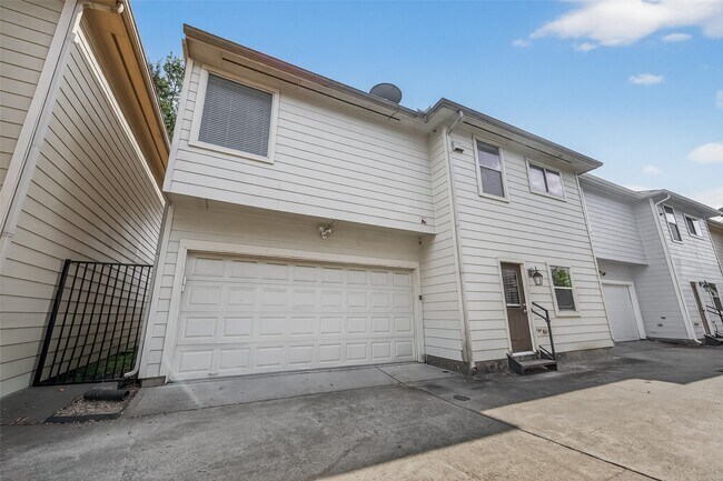 Building Photo - 313 Hogan St