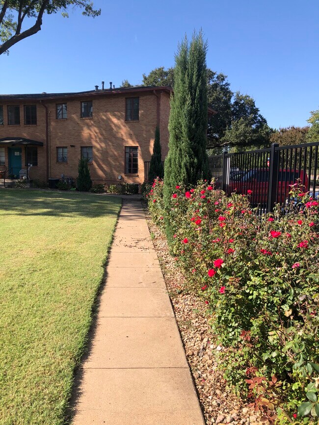 Building Photo - 3701 Southmoor Ln