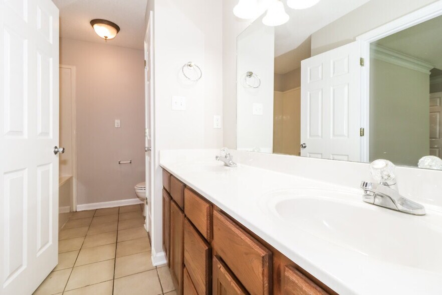 Building Photo - 305 Village Dr