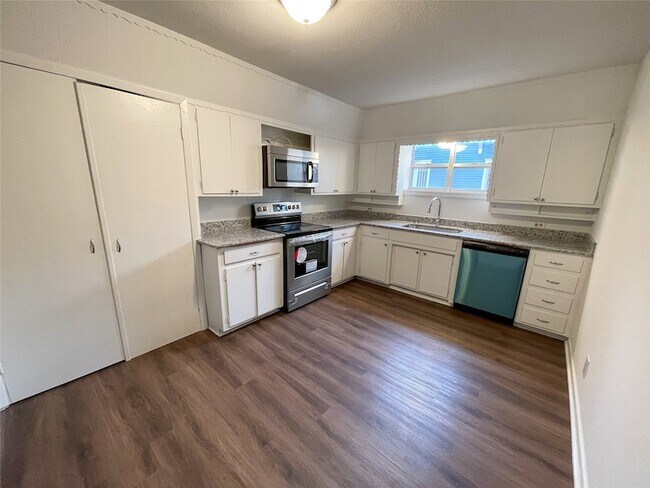 Building Photo - 1016 W Gandy St