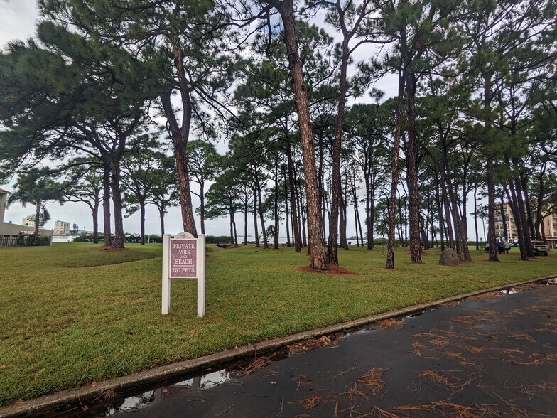 Shaded picnic area - 2700 Bayshore Blvd