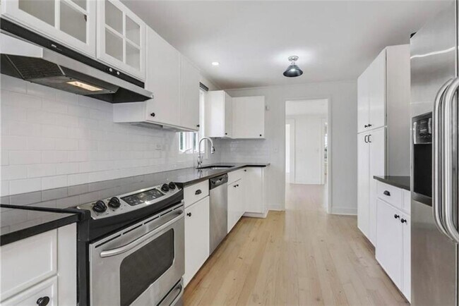 Building Photo - 2512 Brookwood Dr NE