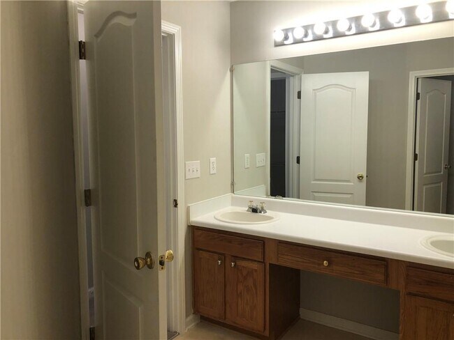 Building Photo - 1909 Hampton Springs Ct SW