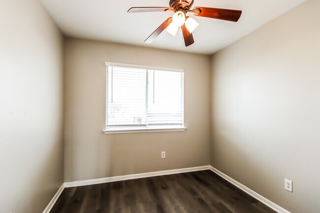 Building Photo - 1111 Richcrest Dr