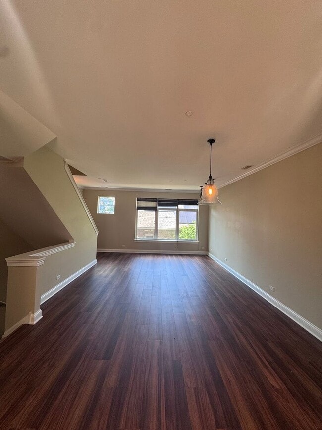 Building Photo - 2 Bed 2.5 Bath In Oak Park Available!