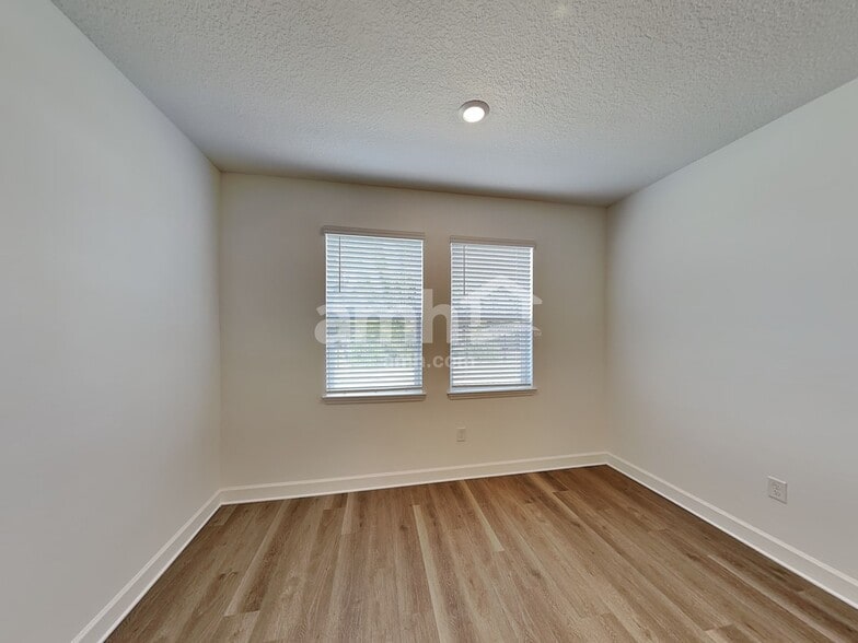Building Photo - 3316 Muscatine Ave
