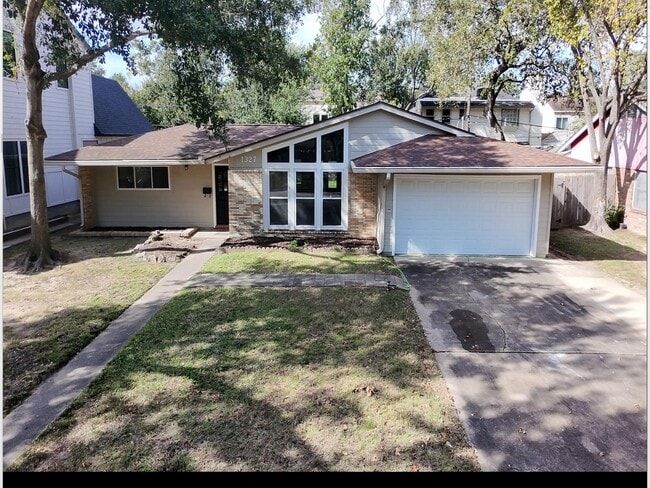 Building Photo - 1327 Moorhead Dr