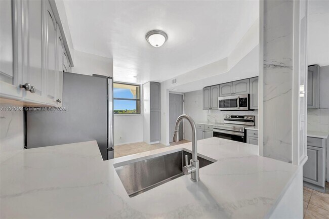 Building Photo - 117 Lake Emerald Dr