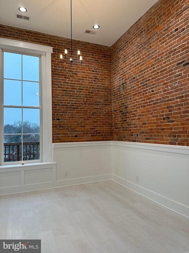 Building Photo - 171 W Davis St