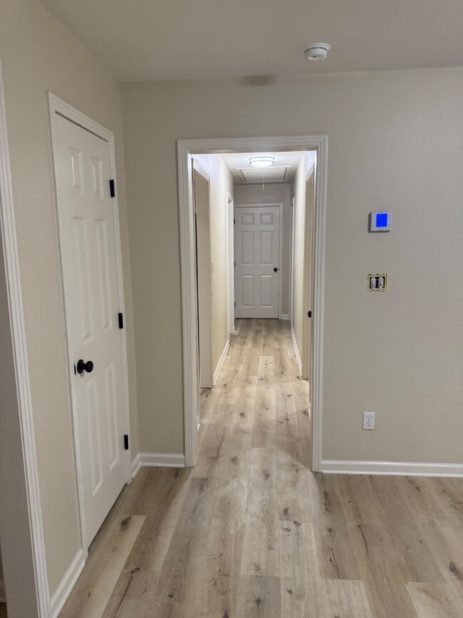 Building Photo - 111 Land Ct