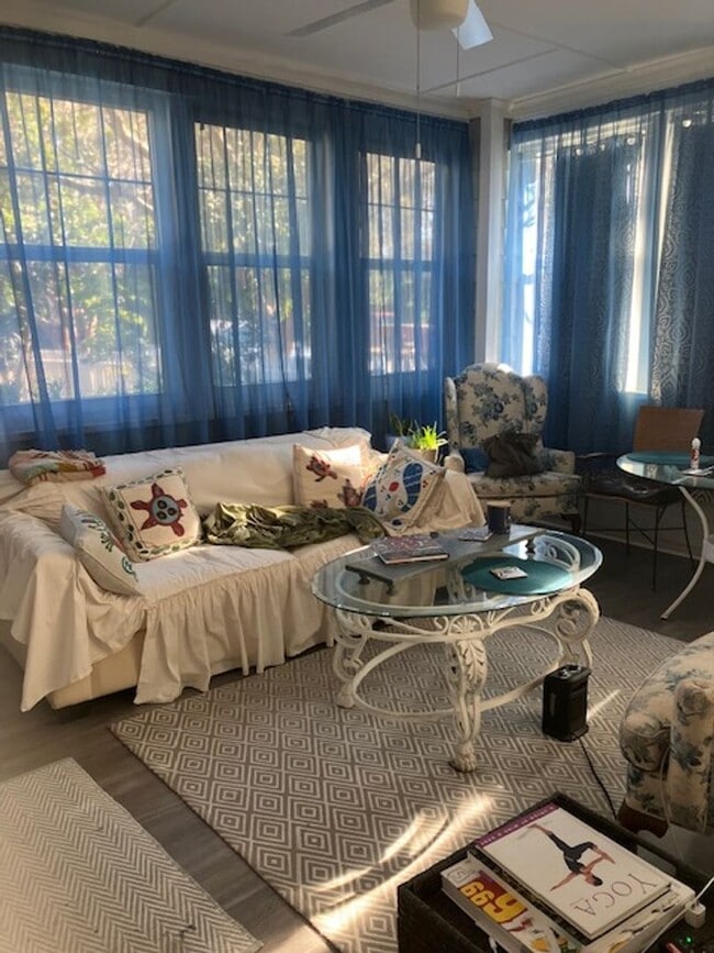 Building Photo - Stunning 3 - Bedroom 2.5 - Bath Townhome -...
