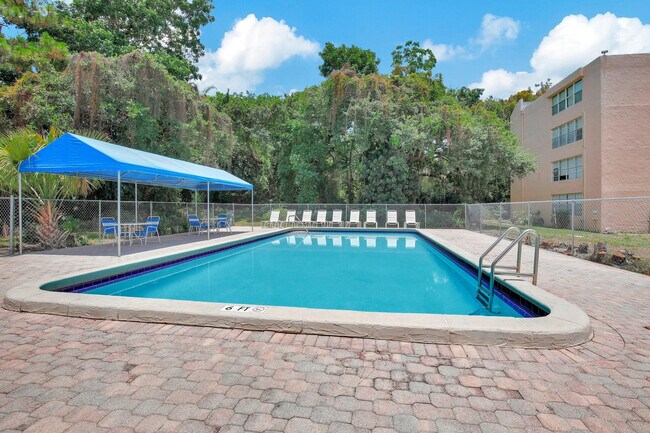 Building Photo - 9450 Live Oak Pl