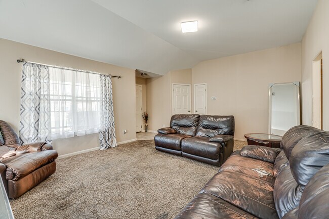 Building Photo - 549 Roadrunner Ave