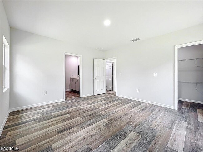 Building Photo - 912 Anthony St E