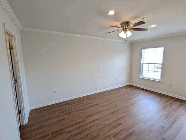 Building Photo - Renovated Townhouse in Frederick ready for...