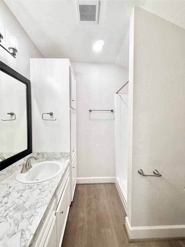 Building Photo - 137 Laurel St