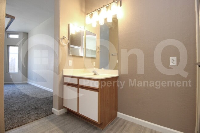Building Photo - 440 S Val Vista Dr