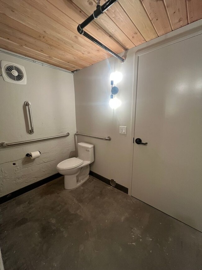 Building Photo - 1/2-Bedroom 1-Bathroom ADA Complient apart...