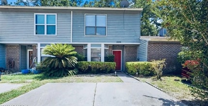 Building Photo - 2 Bedroom Townhome in Lexington Square