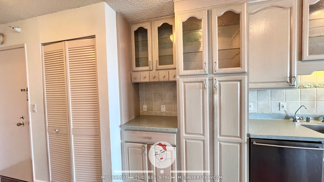 Building Photo - Large corner 2 bedroom surrounded by breathtaking Bay views!