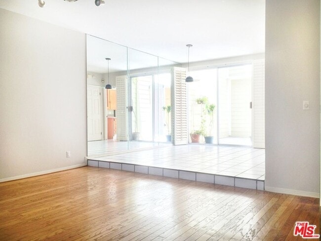 Building Photo - 3 Bedroom 2.5 bath Townhome