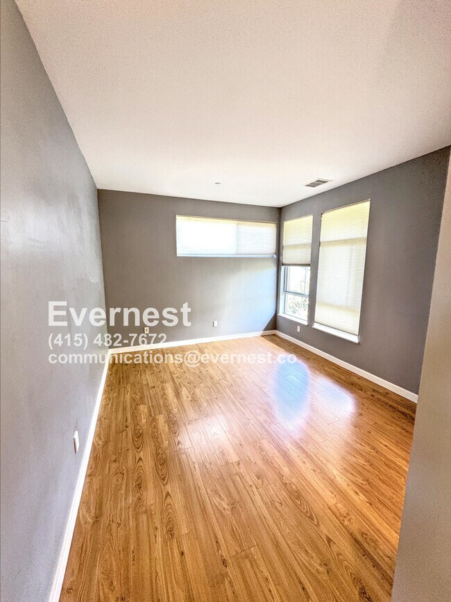 Building Photo - Beautiful 2 bed 2 bath in Oakland!