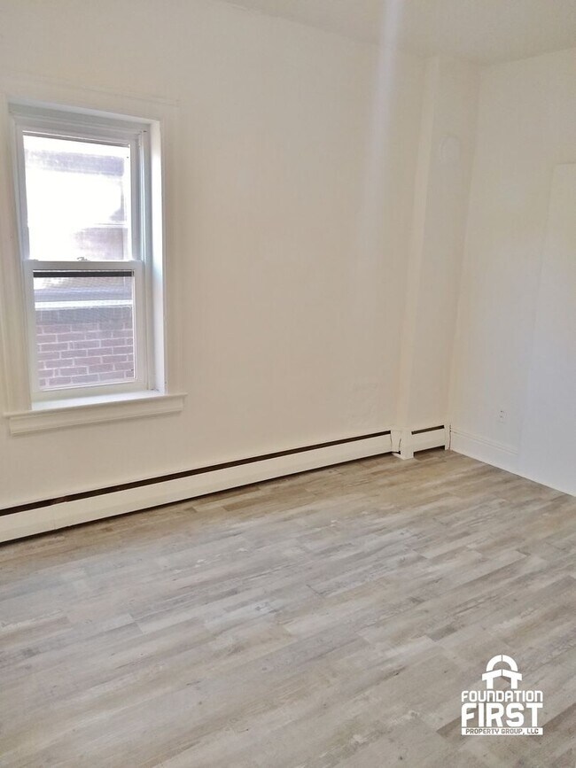 Building Photo - 3 Bed / 1 Bath Single Family Home