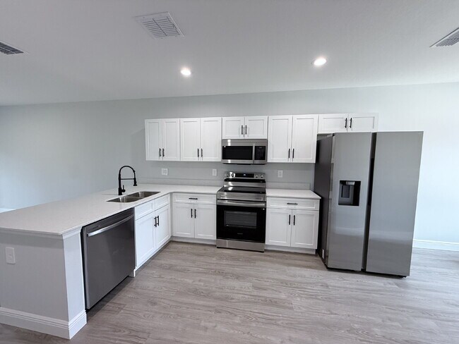 Building Photo - Move-In Ready! 3-bedroom and 2-bathroom home
