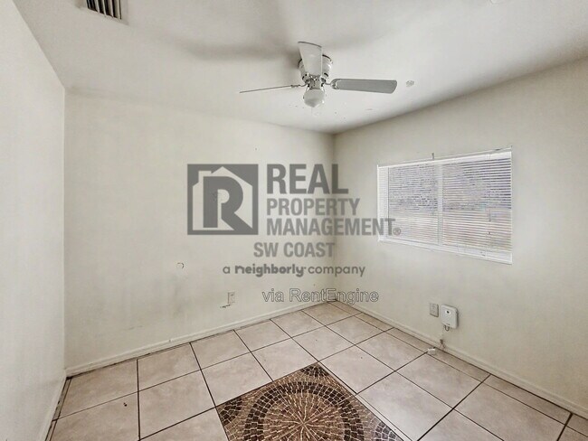 Building Photo - 910 East 12th Street