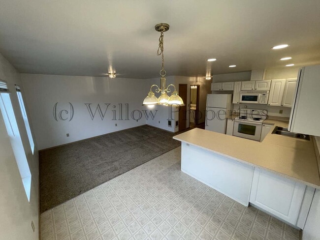 Building Photo - 3 Bedroom Lakewood Duplex