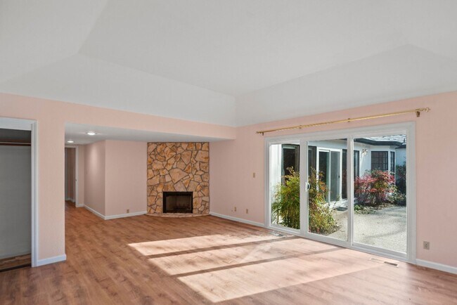 Building Photo - Beautiful big house with great school district. Gustavo Lopez AMSI