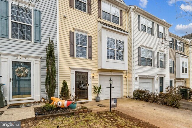 Building Photo - 2261 Forsythia Dr