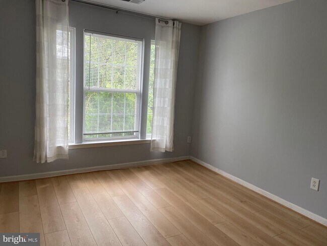 Building Photo - 30 Bridle Ct