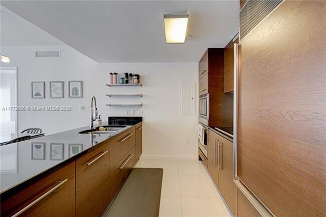 Building Photo - 475 Brickell Ave