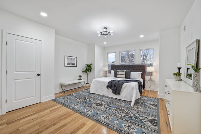 Building Photo - 1135 S 61st St