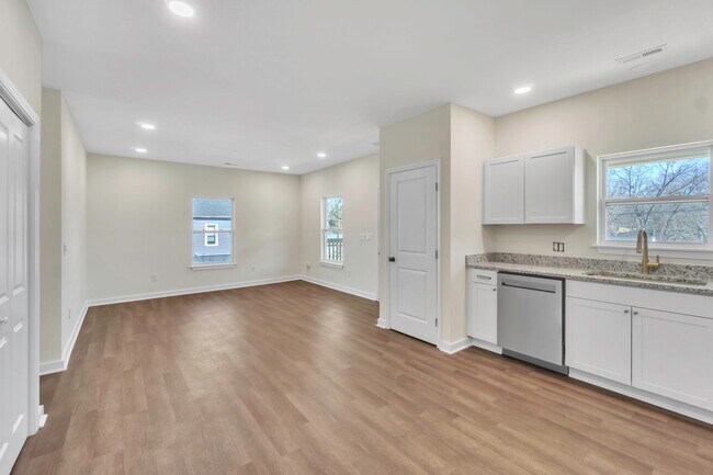 Building Photo - 304 E Hampton Ave