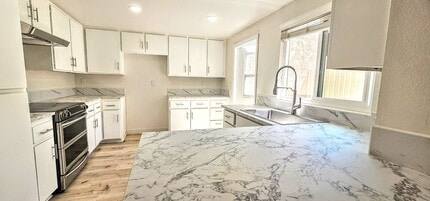 Building Photo - Gorgeous Remodeled 3bed 3bath 2 car garage...