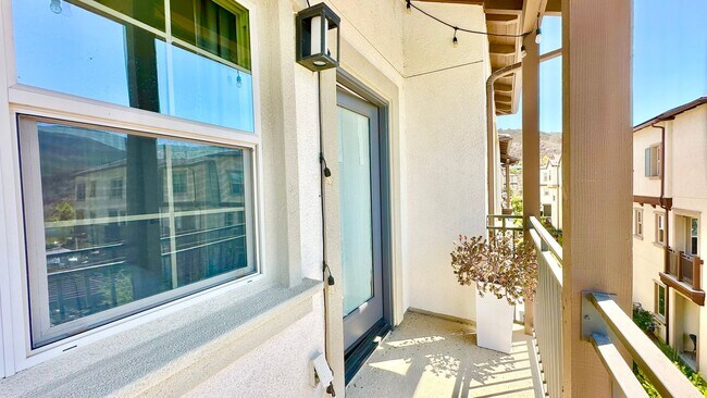 Building Photo - Beautiful "Model" Show Townhome in the Gat...