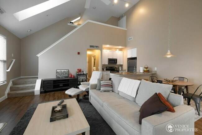 Building Photo - Three Bedroom with Garage near Grandview