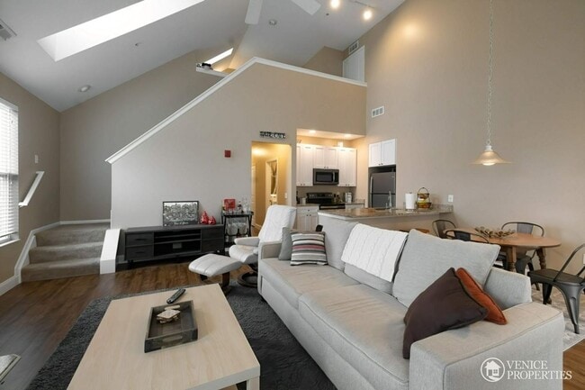 Building Photo - Three Bedroom with garage near Grandview