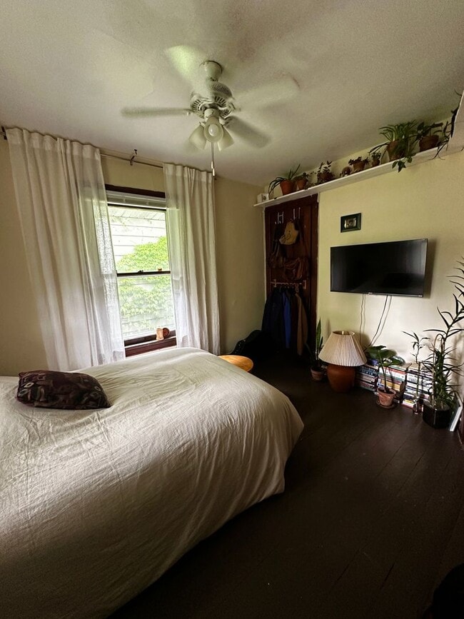 Building Photo - Spacious 5BR/2.5BA Home in Madison - Avail...
