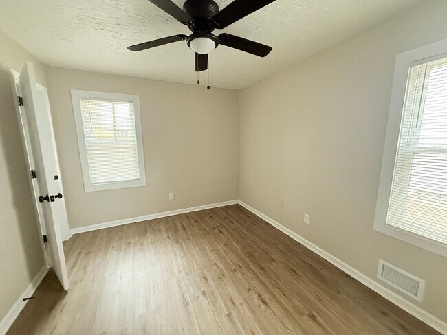 Building Photo - This beautifully updated 3-bedroom, 1-bath single-family home is ready for move-in!