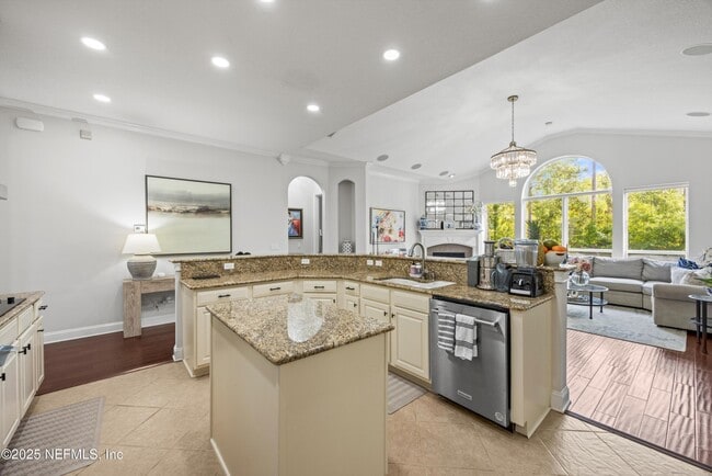 Building Photo - 552 Saddlestone Dr