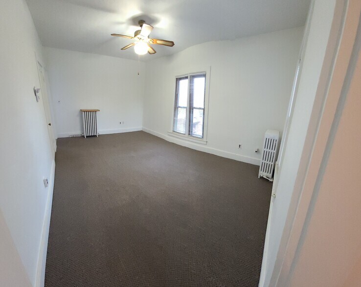 Large Livingroom - 305 Judd Rd