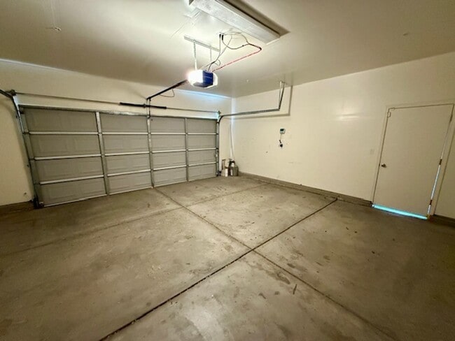 Building Photo - Beautiful Spacious 5 Bedroom Home located ...