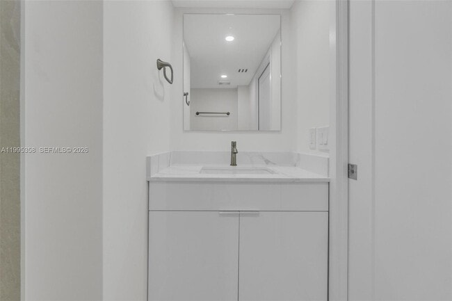 Building Photo - 1155 Brickell Bay Dr