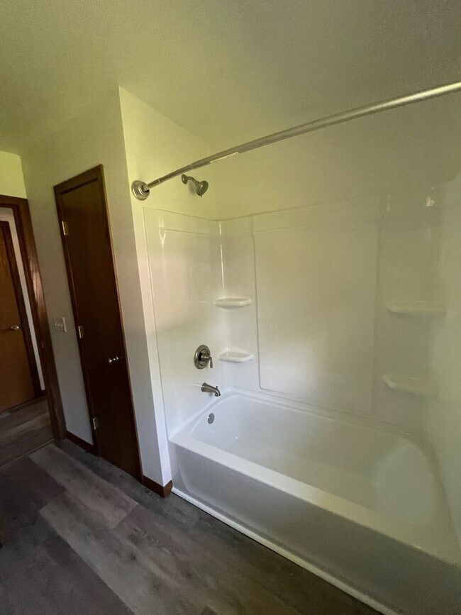 Building Photo - FULLY UPDATED 2-bedroom, 1-bath home (with bonus room) in Janesville